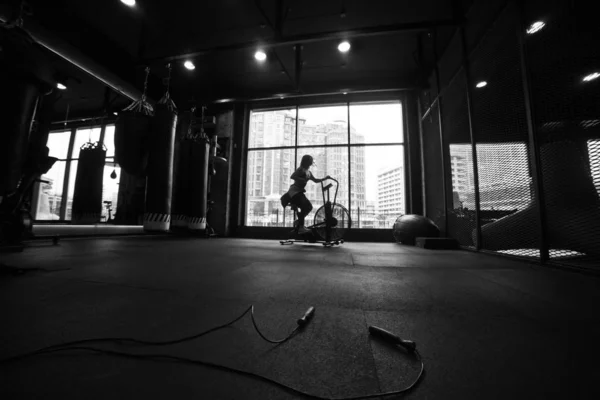 Konditionsträning Svart Och Vit Silhuett Ung Sportig Kvinna Med Motionscykel — Stockfoto