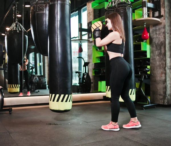 Fittes Mädchen Sportbekleidung Und Boxhandschuhen Schlägt Einer Dunklen Turnhalle Gegen — Stockfoto