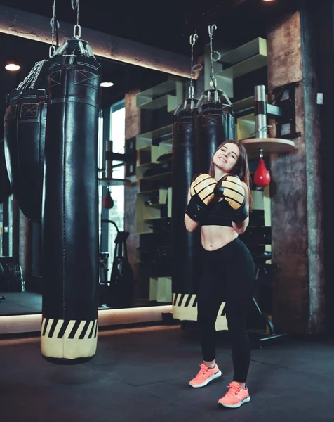 Starke Und Selbstbewusste Junge Frau Posiert Und Lächelt Boxhandschuhen Fitnessstudio — Stockfoto