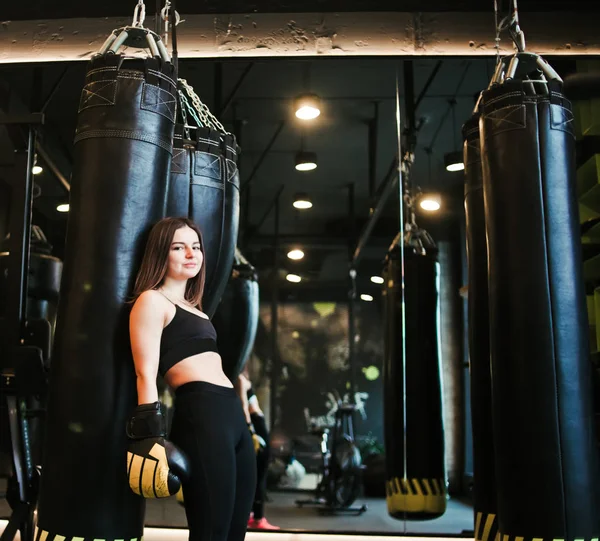 Una Joven Mujer Deportiva Cansada Guantes Boxeo Descansando Después Entrenamiento — Foto de Stock