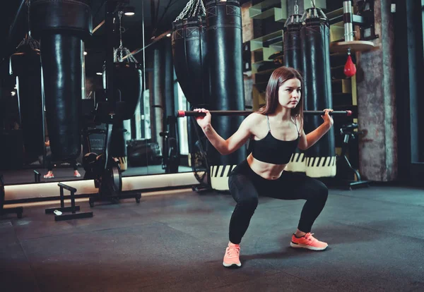Όμορφη Γυναίκα Τακτοποίηση Κάνει Καταλήψεις Άσκηση Γυμναστική Ραβδί Στο Γυμναστήριο — Φωτογραφία Αρχείου