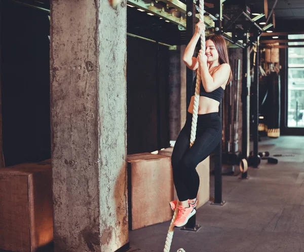 Ένα Γυμνασμένο Κορίτσι Σκαρφαλώνει Στο Σκοινί Στο Γυμναστήριο Νέα Ισχυρή — Φωτογραφία Αρχείου
