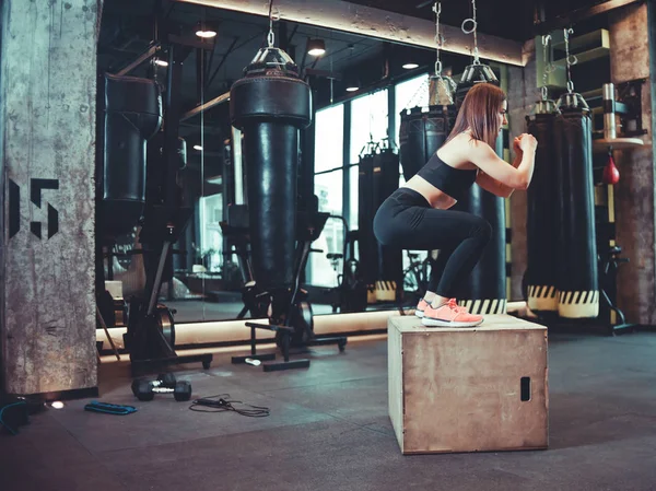Женщина Прыгает Деревянной Коробке Тренируется Тренажерном Зале Тренируется Брюнетка Спортивной — стоковое фото