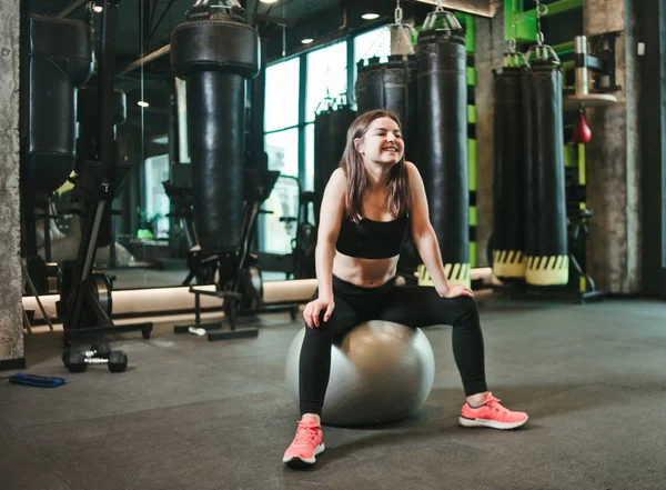 Esporte Mulher Sorrindo Sportswear Sentado Fitball Ginásio Escuro Tempo Pausa — Fotografia de Stock