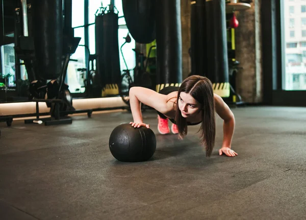 Mujer Haciendo Flexiones Con Balón Medicina Gimnasio Oscuro — Foto de Stock