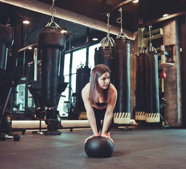 Jovem Treinar Com Bola Remédios Ginásio Treinamento Funcional Cross Fit — Fotografia de Stock