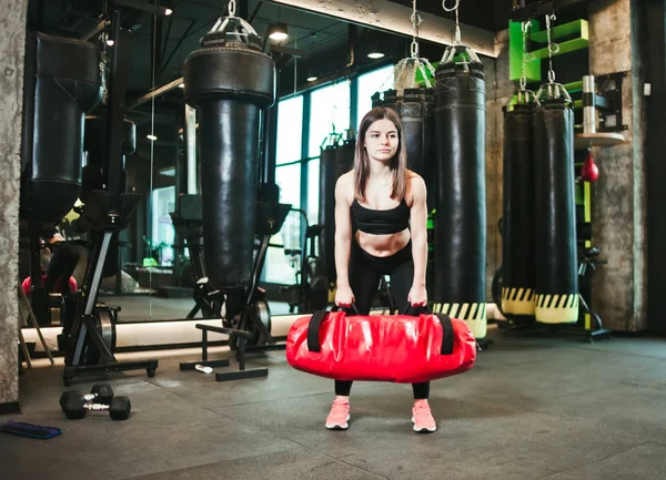 Fit Γυναίκα Στο Αθλητικό Ντύσιμο Κάνει Άσκηση Βαρύ Σάκο Βάρους — Φωτογραφία Αρχείου