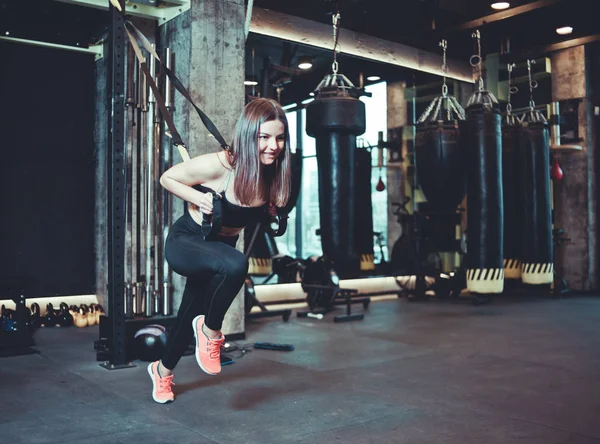 Fit Mulher Fazendo Exercício Com Alça Fitness Ginásio Treino Treino — Fotografia de Stock