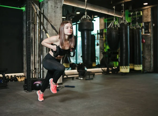 Fit Γυναίκα Κάνει Άσκηση Ιμάντα Γυμναστικής Στο Γυμναστήριο Γυμναστική Λειτουργική — Φωτογραφία Αρχείου