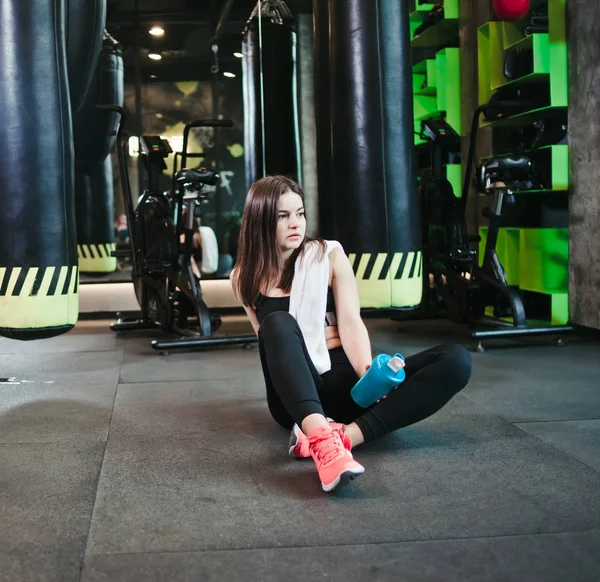 Hora Descansar Chica Forma Cansada Ropa Deportiva Sienta Suelo Sostiene — Foto de Stock