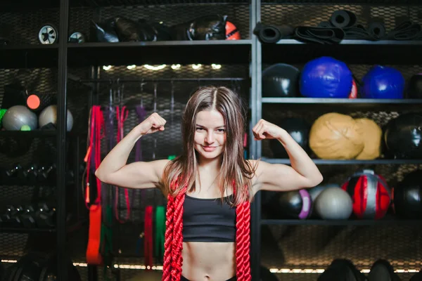 Muskulöse Junge Frau Sportbekleidung Mit Einem Seil Den Hals Posiert — Stockfoto