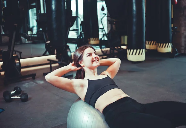 Mujer Forma Joven Haciendo Abdominales Cruje Fitball Sportswoman Ejercitando Sus — Foto de Stock