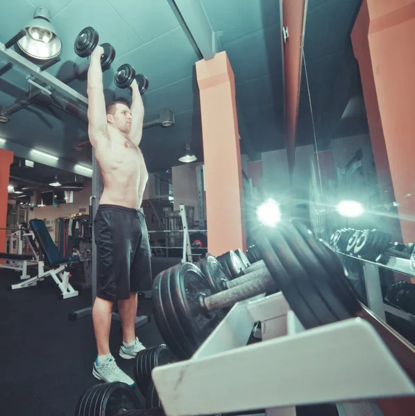 Atletische Man Met Naakte Torso Doen Halter Bench Oefeningen Staande — Stockfoto