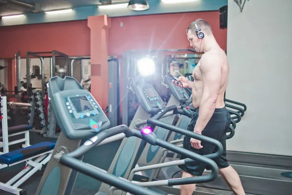 Athletischer Mann Mit Muskulösem Oberkörper Beim Ausdauertraining Auf Einem Laufband — Stockfoto