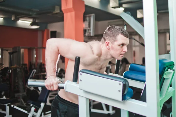 Entrenamiento Hombre Musculoso Haciendo Flexiones Barras Irregulares Gimnasio Crossfit Concepto —  Fotos de Stock
