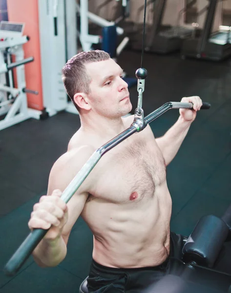 Hombre Atleta Gimnasio Haciendo Empuje Vertical Ejercicio Para Los Músculos —  Fotos de Stock