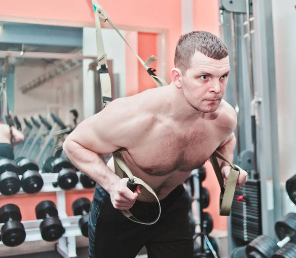 Sterke Man Doet Crossfit Push Ups Met Fitness Riemen Sportschool — Stockfoto