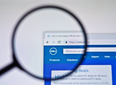 Ukrayna, Odessa - 25 Nisan 2019: Büyüteç aracılığıyla Dell web sitesi logosu