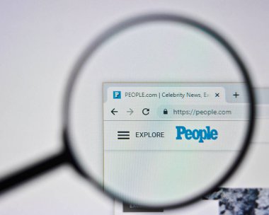 Ukrayna, Odessa - 25 Nisan 2019: Büyüteçle insanların web sitesi logosu