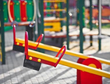 Oyun parkında dengeleyiciyi yakın çekimde salla