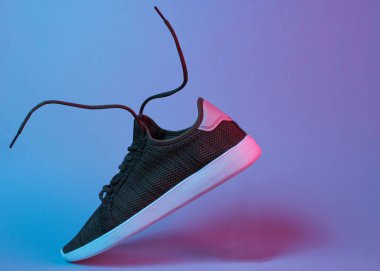 Uçan bağcıklı spor ayakkabıları, retro fütürizm kırmızı mavi neon ışık, minimalizm