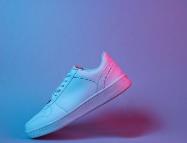 Modaya uygun beyaz spor ayakkabılar, retro fütürizm kırmızı mavi neon ışık, minimalizm