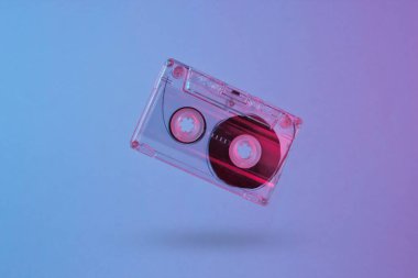 Minimalizm retro tarzı konsept. 80 'ler. Neon kırmızı ışıkta ses kaseti. Retro dalga