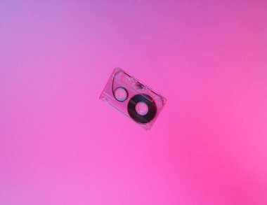 Minimalizm retro tarzı konsept. 80 'ler. Neon kırmızı ışıkta ses kaseti. Retro dalga