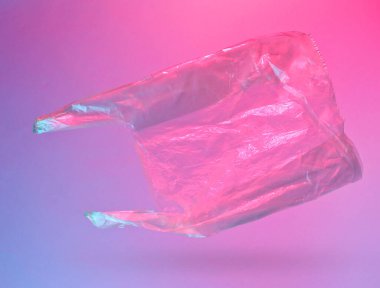 Minimalizm çevre kirliliği kavramı. Kırışmış plastik torba neon mavi ışıkta