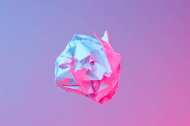 Minimalizm İş Konsepti. Gerçekleşmemiş bir fikir. Kırışmış kağıt top neon mavisi ışıkta
