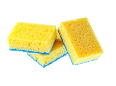 Beyaz arkaplanda üç sarı temizlik süngeri var..