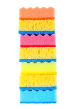 Beyaz arkaplanda izole edilmiş renkli temizlik süngeri yığını.