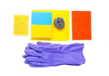 Ev hanımı temizlik seti beyaz arka planda izole edilmiş. Süngerler, aşındırıcılar, lastik eldivenler..