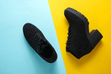 Mavi sarı arka planda siyah süet botlar. Üst görünüm