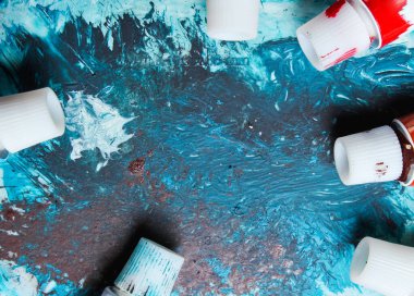 Mavi bir arka planda boya tüpleri