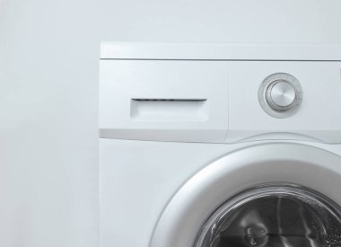 Çamaşır makinesi beyaz arka planda