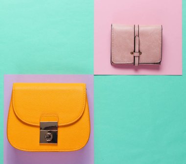 Moda minimalizmi. Küçük sarı bir çanta, renkli bir arka planda deri bir cüzdan. Üst görünüm
