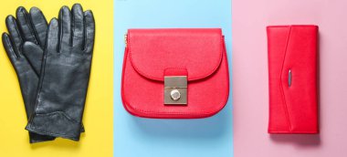 Pastel renkli arka planda kadın moda aksesuarları. Çanta, çanta, eldiven. Minimalist moda konsepti. Üst görünüm