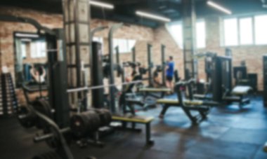 İç mekanın jimnastik malzemeleriyle bulanık fotoğrafı. Spor konsepti, egzersiz.