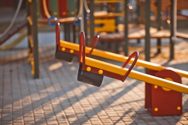 Oyun parkında dengeleyiciyi yakın çekimde salla