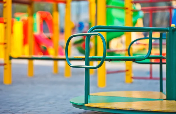 Oyun sahasında dairesel döner salıncak