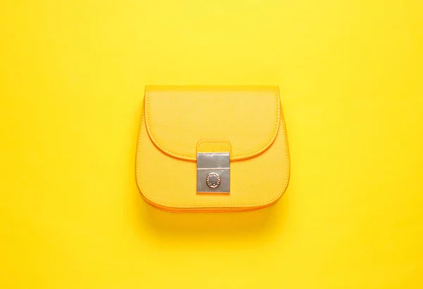 Gele Leren Mini Tas Gele Achtergrond Minimalistisch Modeconcept Bovenaanzicht — Stockfoto