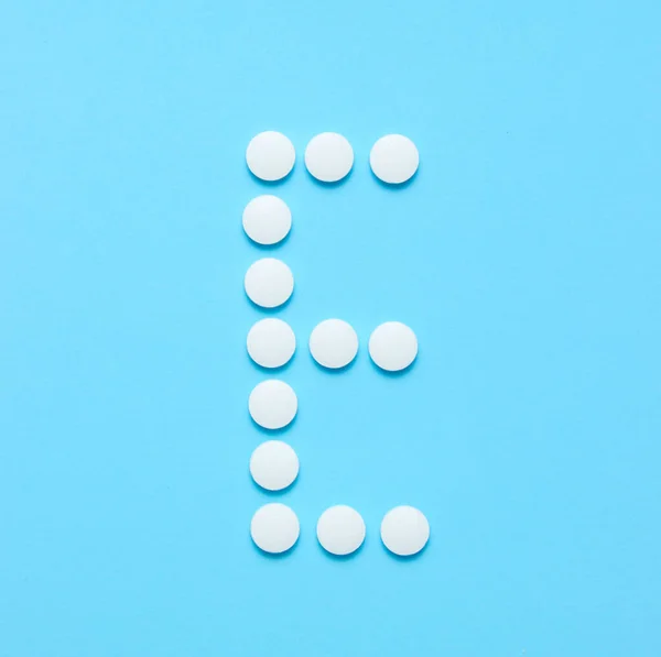 Vitamina Carta Comprimidos Brancos Sobre Fundo Azul Conceito Médico Minimalista — Fotografia de Stock