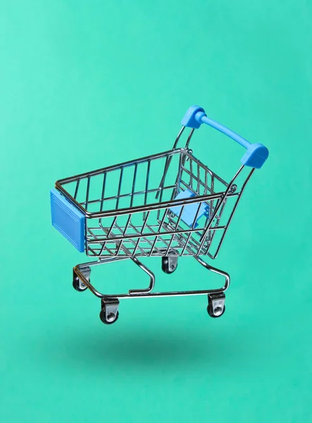 Concepto Compras Minimalista Carro Compras Juguete Sobre Fondo Verde Menta — Foto de Stock