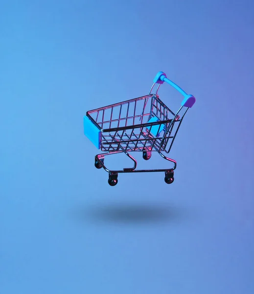 Minimalismo Concetto Shopping Carrello Della Spesa Giocattolo Notte Neon Foto — Foto Stock