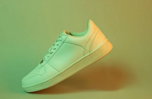 Zapatillas Blancas Moda Futurismo Retro Luz Neón Minimalismo —  Fotos de Stock