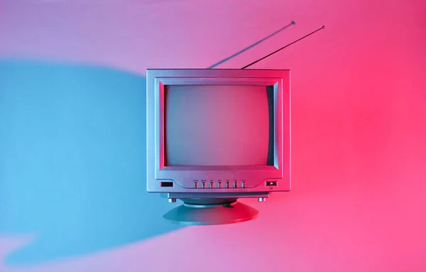 80年代的复古浪潮 有天线和霓虹灯的老式电视机 高瞻远瞩 简约主义 — 图库照片