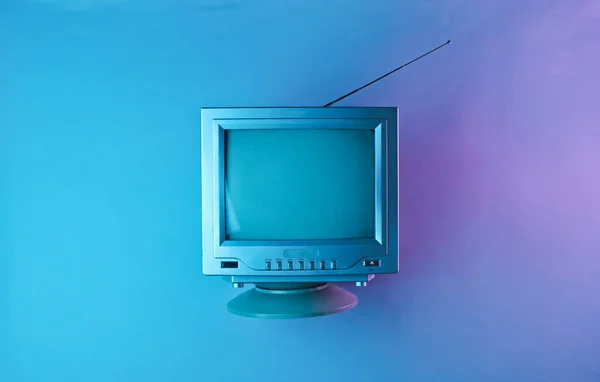 80年代のレトロな波ホログラフィック光の中でアンテナを持つ古いテレビ トップビュー ミニマリズム — ストック写真