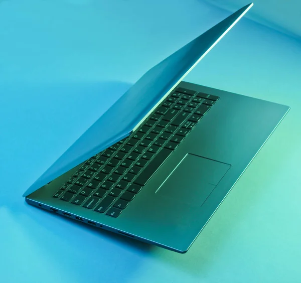 Laptop Modern Dengan Gradien Cahaya Hijau Biru Holografik Konsep Surrealisme — Stok Foto