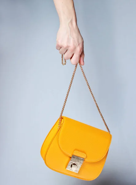 Female Hand Hold Fashionable Yellow Leather Bag Golden Chain Gray — Stock Photo, Image